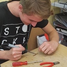 Schüler bei Lötarbeiten im Rahmen des Braunschweiger Modells