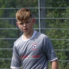 Junge im Fußballtrikot