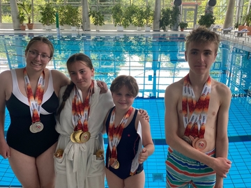 Beim Bundesjugendtreffen haben unsere Schülerinnen und Schüler erfolgreich beim Schwimmen und Fußball teilgenommen.