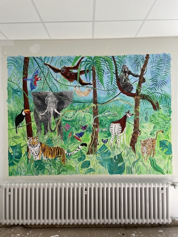 Unsere Kollegin Elke Roziewski hat im 1. Obergeschoss der Grundschule ein wunderschönes Wandgemälde gemalt.
