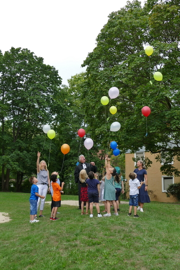 Die neuen Schüler*innen werden von der Grundschule und der Patenklasse begrüßt.