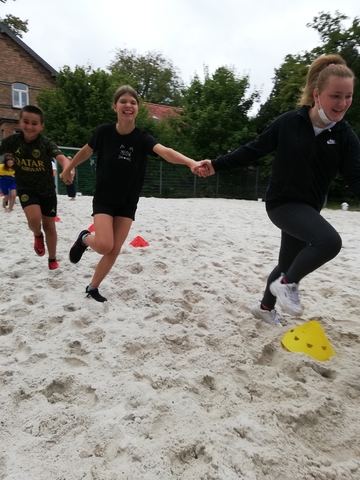 Die Schüler und Schülerinnen machen den Beachplatz sauber und spielen Sportspiele