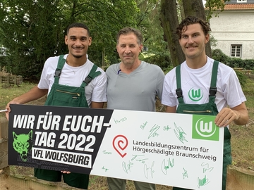 Die Schüler und Schülerinnen machen den Beachplatz sauber und spielen Sportspiele