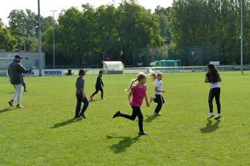 Die Schüler und Schülerinnen haben viel Spaß bei den verschiedenen Sportarten.