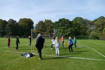 Die Schüler und Schülerinnen haben viel Spaß bei den verschiedenen Sportarten.