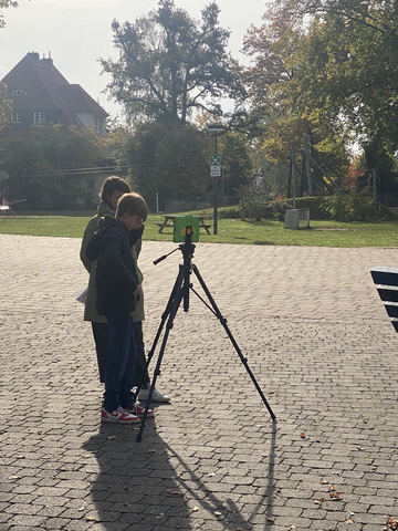 Die Schülerinnen und Schüler drehen ein Video.