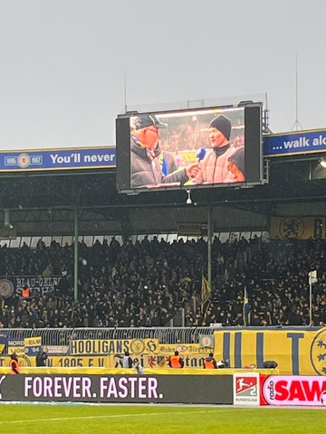 Schüler vom LBZH wurden beim Spiel im Stadion interviewt