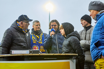 Schüler vom LBZH wurden beim Spiel im Stadion interviewt