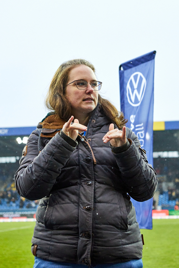 Schüler vom LBZH wurden beim Spiel im Stadion interviewt