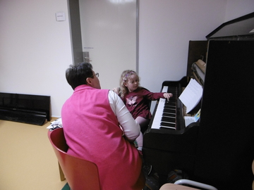 Die Musiktherapeutin arbeitet mit den Kindern.