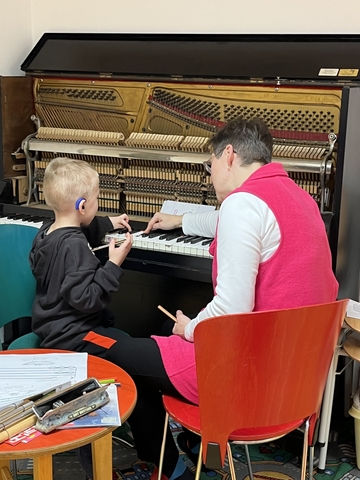 Die Musiktherapeutin arbeitet mit den Kindern.