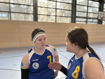 Die SchülerInnen spielen Basketball.