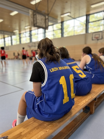 Die SchülerInnen spielen Basketball.