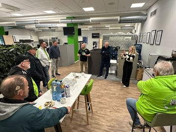 Vertreter des deaf-Fanclubs um Heiko Lessmann, Vera Thies und Oliver Gliß vom VfL Wolfsburg (digitale Barrierefreiheit), Dagmar Mavaddat und Thomas Ritter vom Gehörlosensportverband Niedersachsen e.V., Peter Fiebiger vom Gehörlosensportverein Braunsch