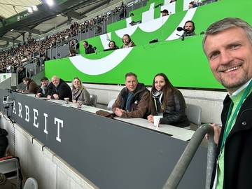 Vertreter des deaf-Fanclubs um Heiko Lessmann, Vera Thies und Oliver Gliß vom VfL Wolfsburg (digitale Barrierefreiheit), Dagmar Mavaddat und Thomas Ritter vom Gehörlosensportverband Niedersachsen e.V., Peter Fiebiger vom Gehörlosensportverein Braunsch