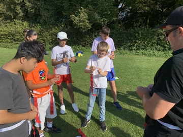 Die Schüler machen verschiedene Sportübungen.