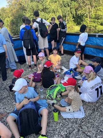 Die Schüler machen verschiedene Sportübungen.