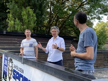 Die Schüler machen verschiedene Sportübungen.
