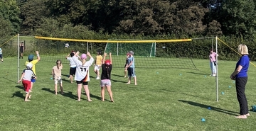 Die Schüler machen verschiedene Sportübungen.