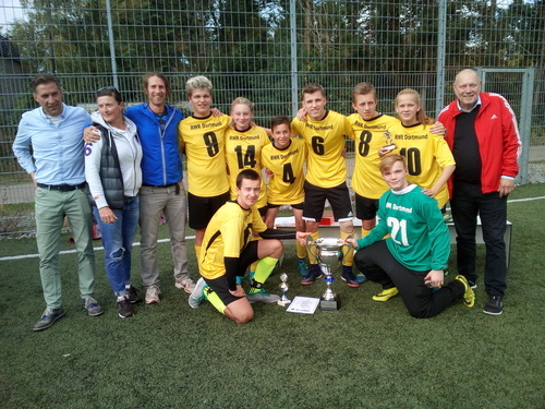 Die Gewinnerfußballmannschaft mit Trainern und Verantwortlichen