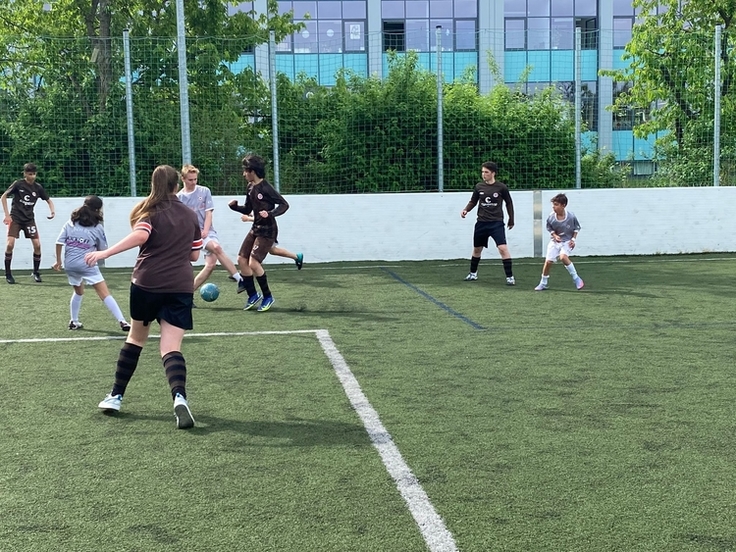 Die Schüler*innen spielen beim Deutschlandcup in der Soccerarena Fußball.