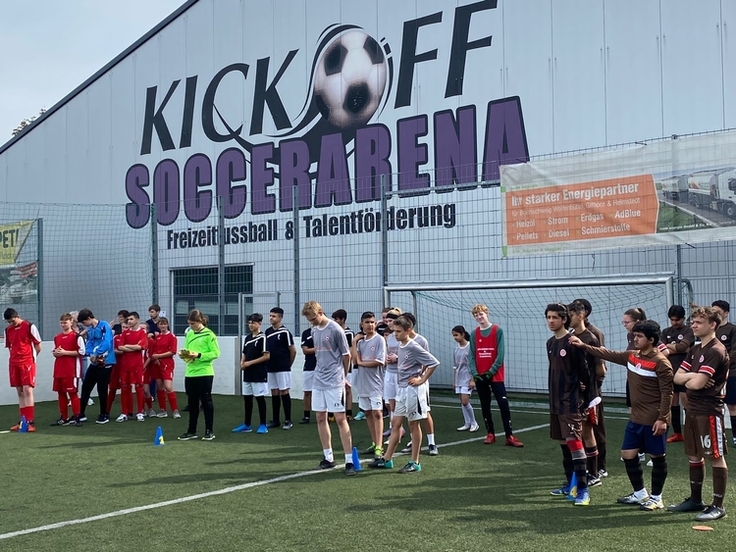 Die Schüler*innen spielen beim Deutschlandcup in der Soccerarena Fußball.