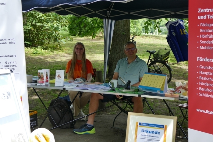 Am Pfingst-Sonntag konnten wir mit einem Stand im Bürgerpark, nahe des Vereinsheimes unserer Freunde des GSV Braunschweig, unsere Bildungsstätte als soziale Einrichtung des Landes Niedersachsen präsentieren.