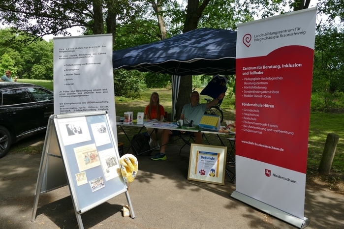 Am Pfingst-Sonntag konnten wir mit einem Stand im Bürgerpark, nahe des Vereinsheimes unserer Freunde des GSV Braunschweig, unsere Bildungsstätte als soziale Einrichtung des Landes Niedersachsen präsentieren.