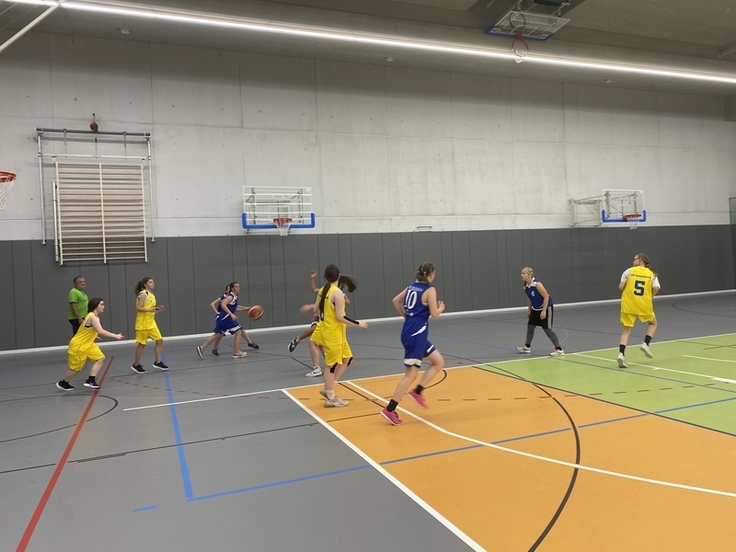 Einige Schülerinnen spielen Basketball in Münster.