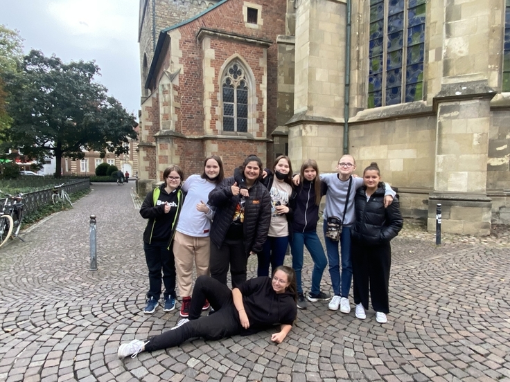 Einige Schülerinnen spielen Basketball in Münster.
