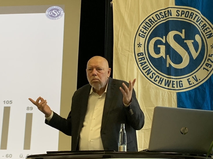 Es findet die GSW Jahresversammlung in der Aula des LBZHBS statt.