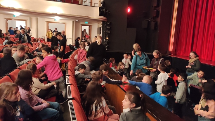 Die Schülerinnen und Schüler besuchen das Theaterstück