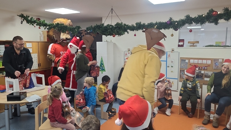 Bei den Kindergartenkindern kam der Weihnachtsmann