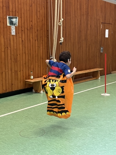 Die Kinder machen verschiedenen Sportübungen.