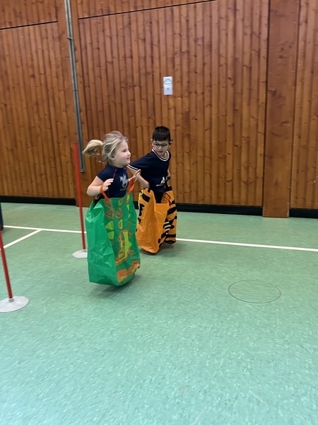 Die Kinder machen verschiedenen Sportübungen.
