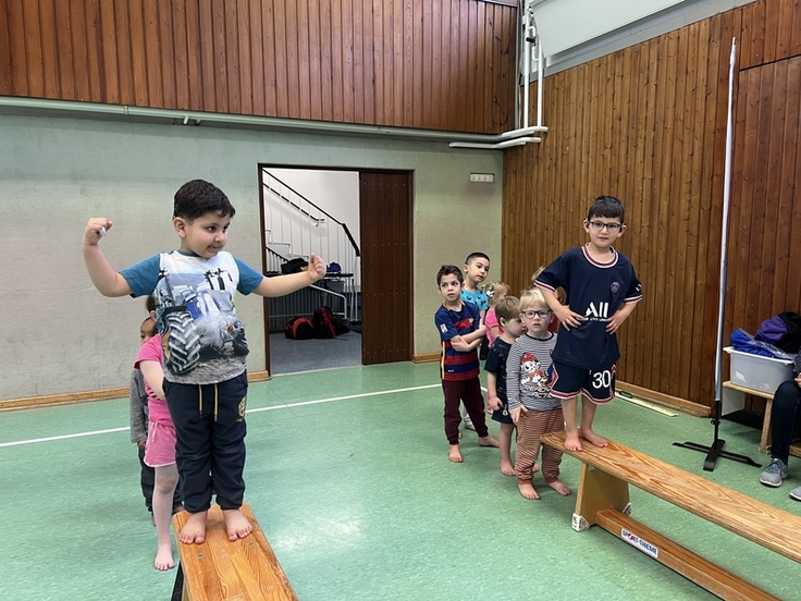 Die Kinder machen verschiedenen Sportübungen.