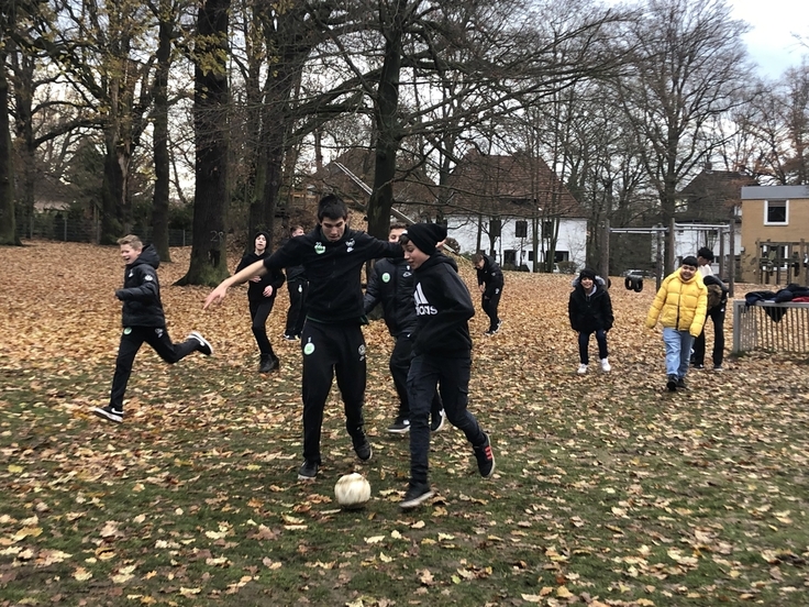 Die Schüler*innen lernen voneinander.