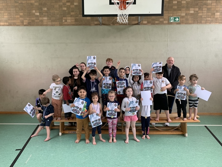 Herr Fiebiger vom Gehörlosensportverein Braunschweig hat für jedes Kindergartenkind eine Medaille und eine Urkunde bereitgestellt.