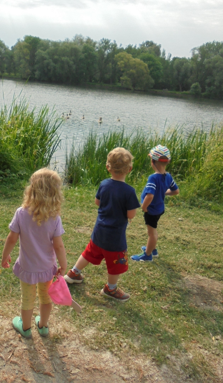 Die Kinder spielen am Südsee.