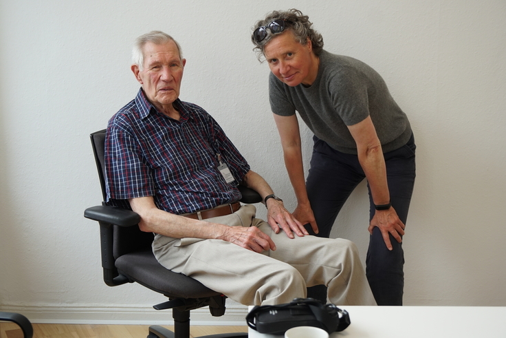 Herr Rode, 97 Jahre alt, Mitgründer des Gehörlosenverbandes Niedersachsen und Frau van Lohuizen, Direktorin des Landesbildungszentrums