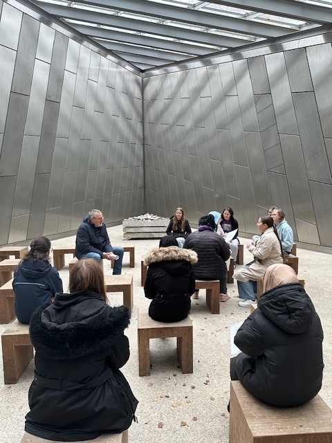 Die SchülerInnen besuchen die Gedenkstätte in Bergen-Belsen.