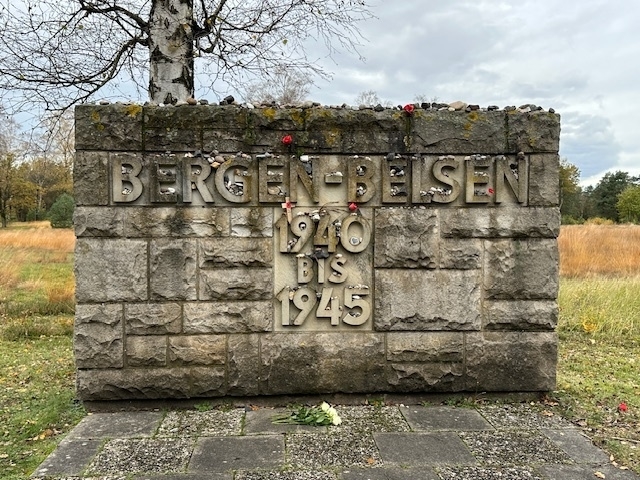 Die SchülerInnen besuchen die Gedenkstätte in Bergen-Belsen.