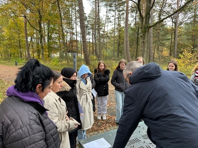 Die SchülerInnen besuchen die Gedenkstätte in Bergen-Belsen.