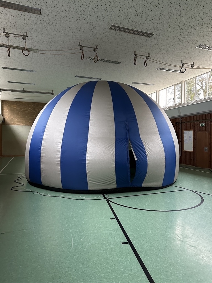 Die Schüler*innen konnten das Planetrium in der Sporthalle besuchen.