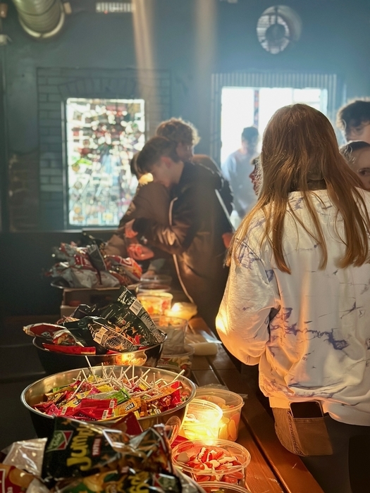 Die SchülerInnen tanzen im Brain Club.