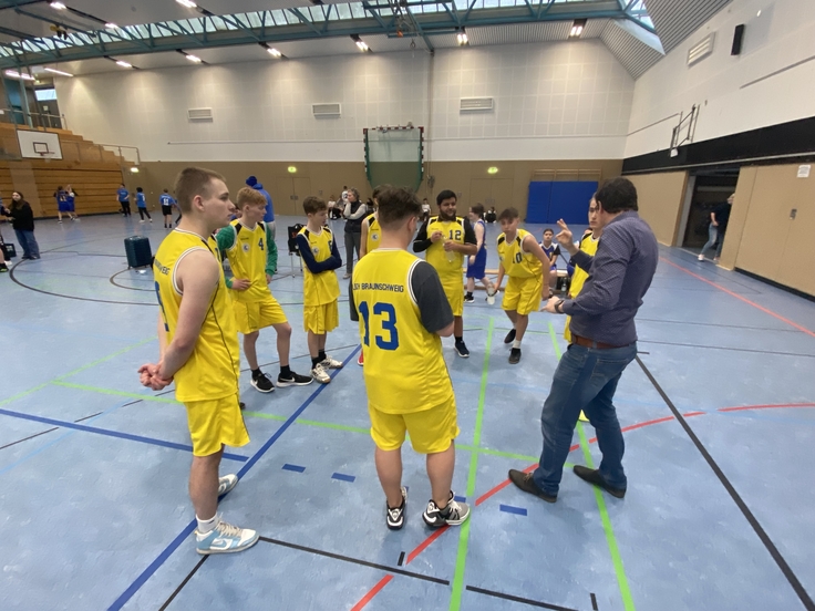 Die SchülerInnen spielen Basketball.