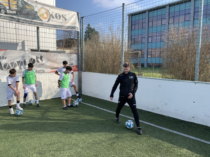 Die SchülerInnen spielen Fußball.