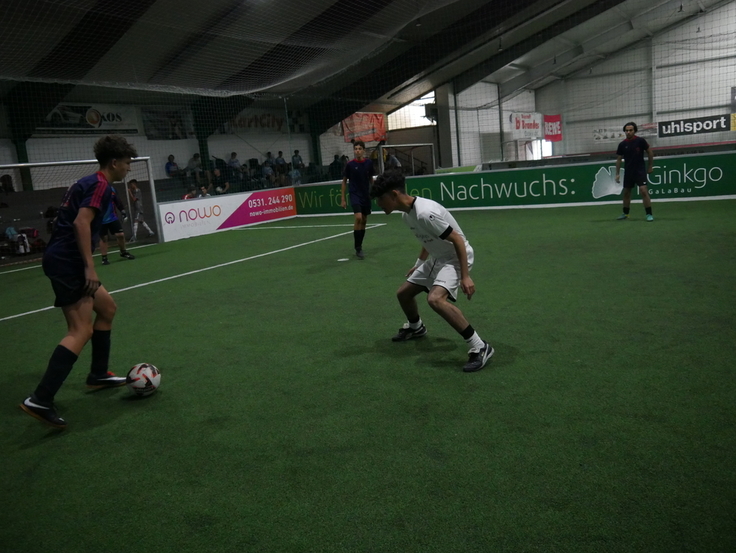 Die SchülerInnen spielen Fußball.