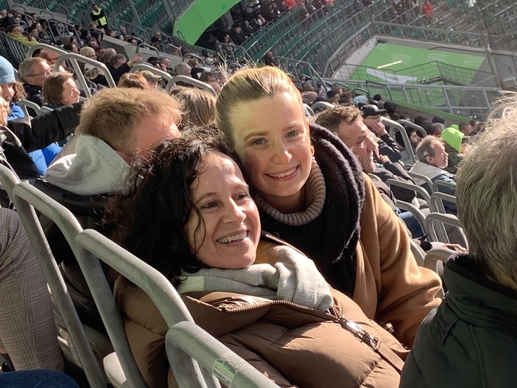 Die SchülerInnen bim Stadion beim Fußballspiel.