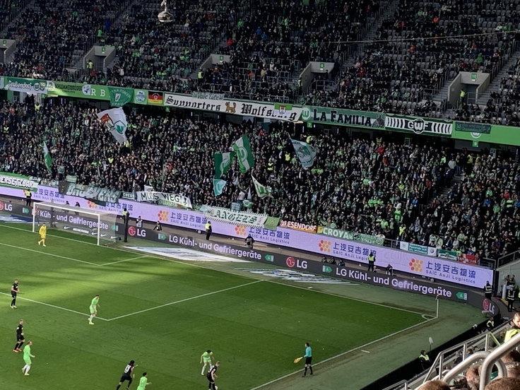 Die SchülerInnen bim Stadion beim Fußballspiel.